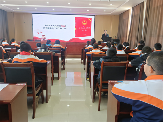 为深入学习宣传贯彻习近平法治思想，推动宪法精神深入人心，12月4日上午，鄂托克前旗人民检察院积极参与鄂托克前旗第三届法治文化节，用群众喜闻乐见的形式送上“法治大餐”，让尊法、学法、守法、用法的理念扎根基层。 　　活动现场，检察人员围绕“四大检察”职能，设立宣传展台与法律咨询角，通过发放宪法读本、检察职能手册、公益诉讼线索举报指南等资料，向群众细致解读宪法核心要义、未成年人保护、防范电信网络诈骗、消费者权益维护等热点法律知识。针对老年人、农民工等弱势群体的维权难题，检察人员结合典型案例以案释法，详细介绍民事支持起诉、法律援助申请等维权途径，让群众真切感受到法律的温度与力量。 　　鄂托克前旗第三届法治文化节上，检察院系列举措成为“谁执法谁普法”的精彩缩影，为法治文化建设增添了浓墨重彩的一笔。展望未来，鄂前旗检察院将以宪法宣传周为序幕，让普法的触觉更广、脚步更深，通过法治进校园、进社区、进乡村，在群众心中播撒法治种子，让宪法精神生根发芽，共筑法治鄂托克前旗的坚实基础。（双梅）